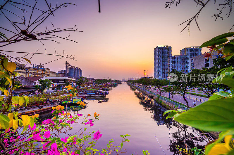 春天的西贡，运河上的船，运输春天的花为Tet到benbinh Dong露天市场，越南人高兴与农历新年，越南